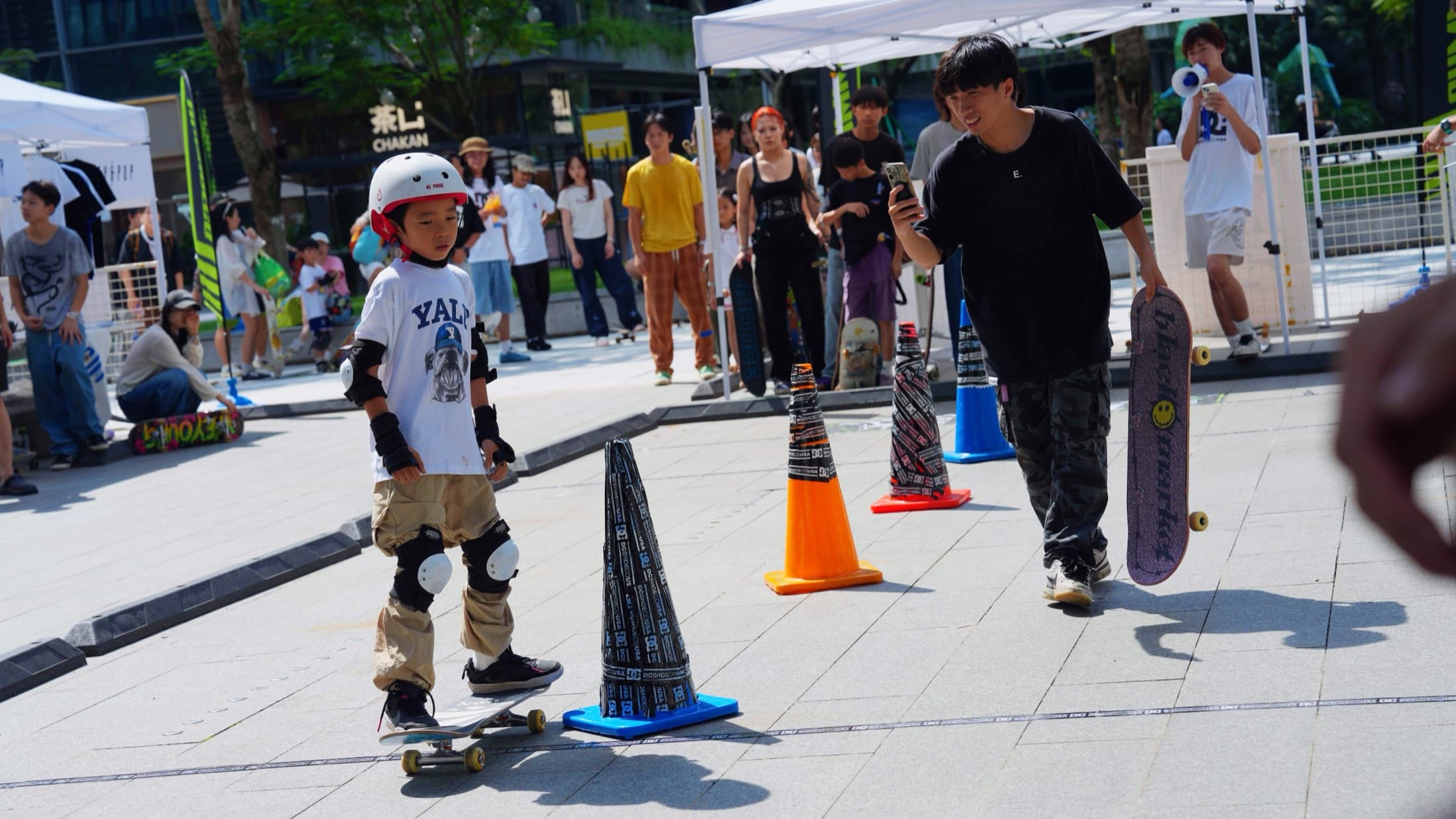 Young skateboard training: Coach guidance
