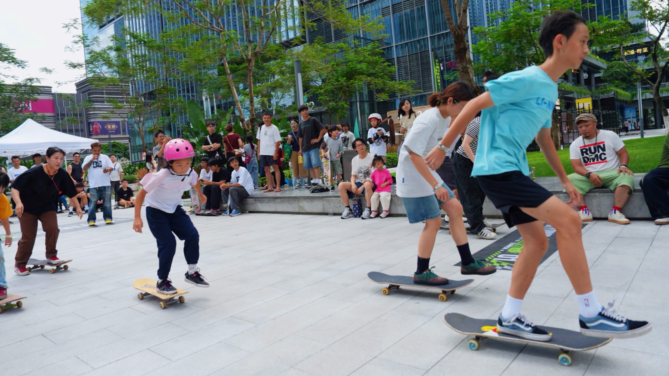 Young skateboard training: Practice together